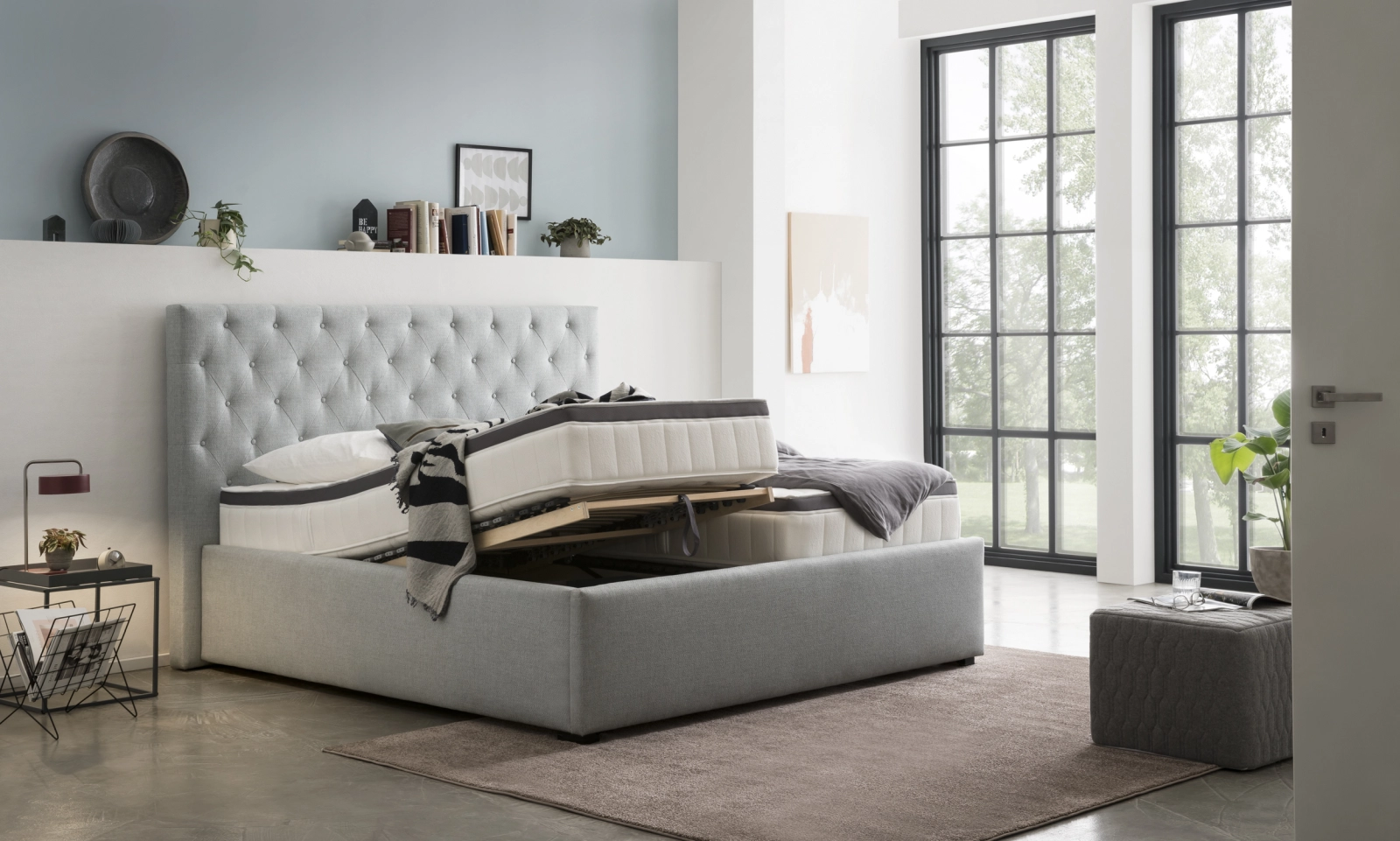 Elegantes Boxspringbett mit gepolstertem Kopfteil im Schlafzimmer