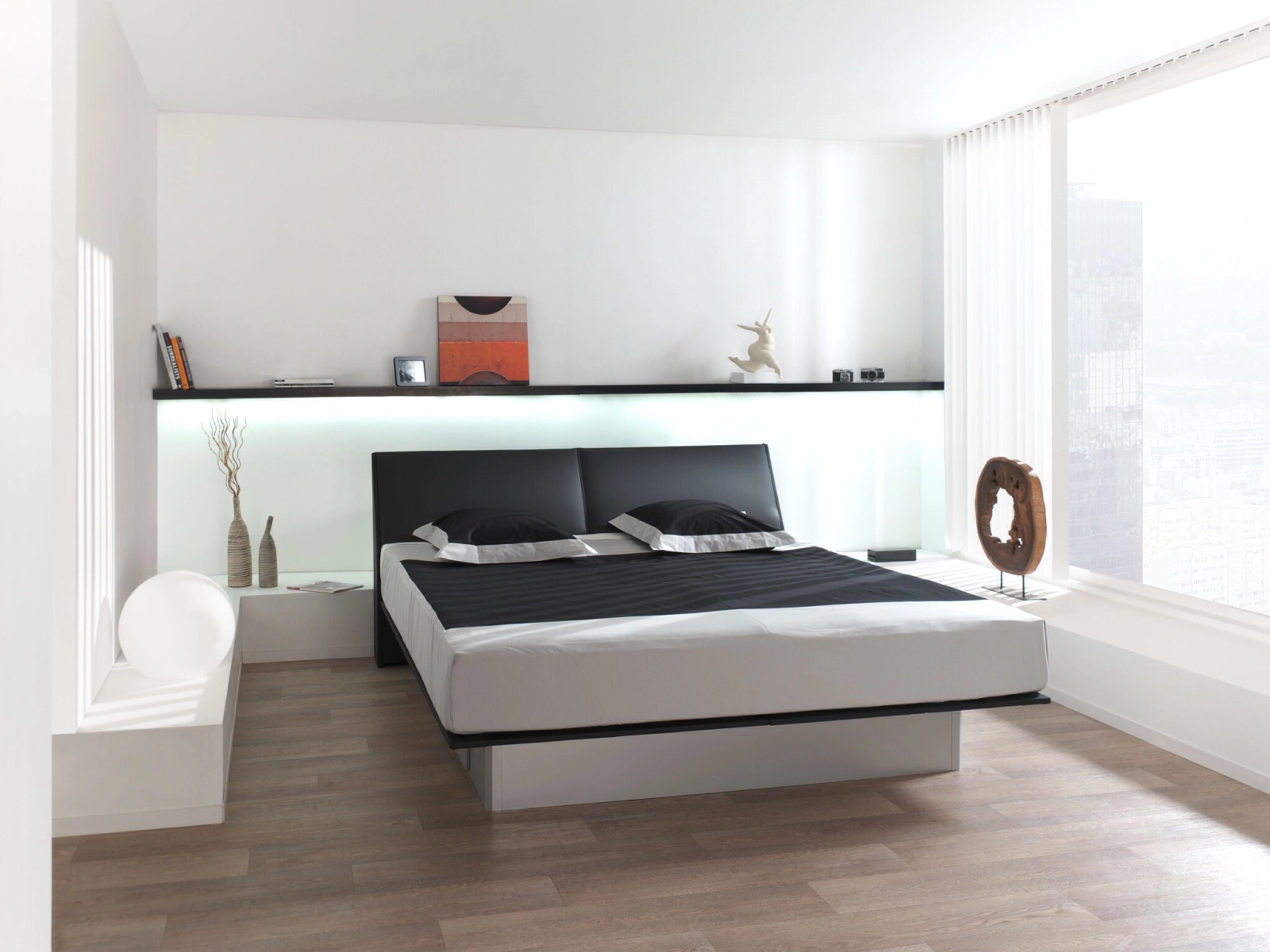 Modernes Wasserbett in einem gemütlichen Schlafzimmer